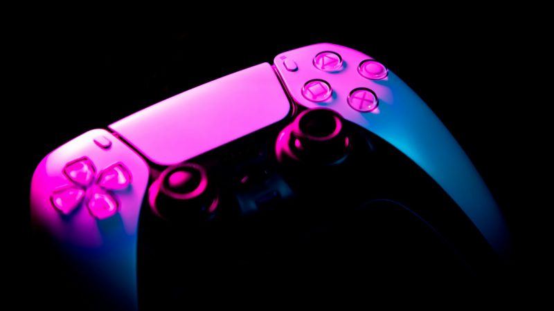 Sony lança nova atualização para PS5 com foco em controles e destaca a importância de acessórios licenciados